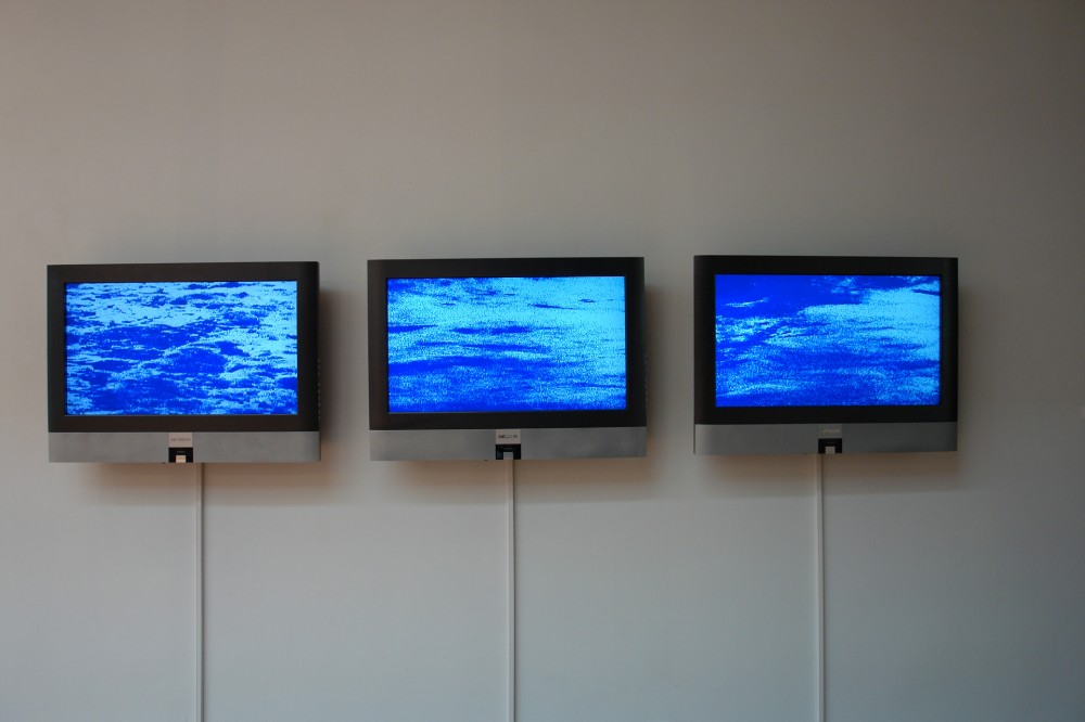 Floating time (bleu), 2006, Dimension variable, Video installation, Color/no sound, Couleur/silencieux, 5mn40, Video loop projected, Vidéo en boucle